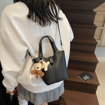 Lychee-mustriga PU ämberkott, linnaline lihtsus, lukustuv avamine, polsterdusega puudub, suvi 2025