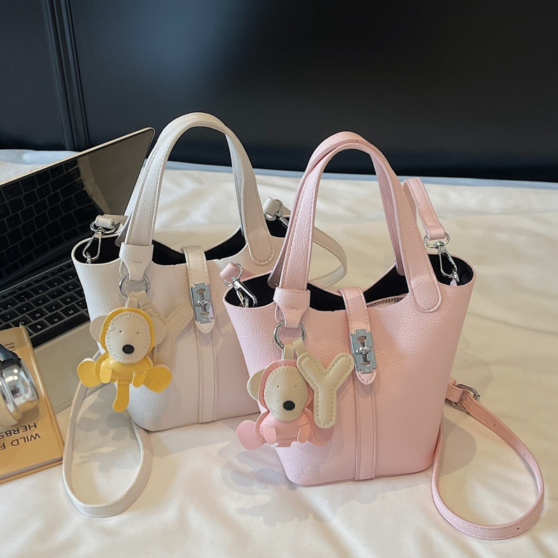 Lychee-mustriga PU ämberkott, linnaline lihtsus, lukustuv avamine, polsterdusega puudub, suvi 2025