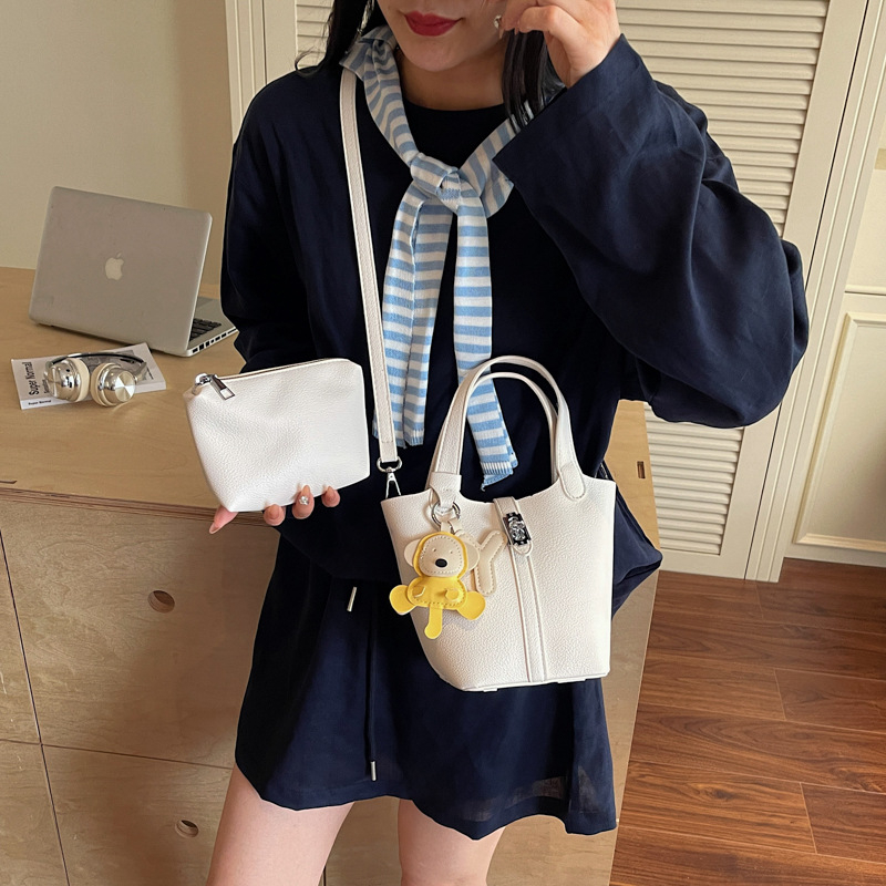 Lychee-mustriga PU ämberkott, linnaline lihtsus, lukustuv avamine, polsterdusega puudub, suvi 2025