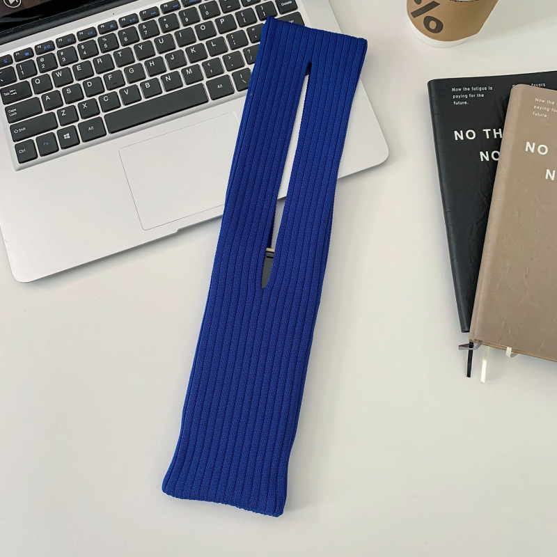 Adīta crossbody soma, vertikāla kvadrātveida forma, universāla mobilā tālruņa soma (poliesters; atvērts; iekšējie nodalījumi nav; rudens 2025)