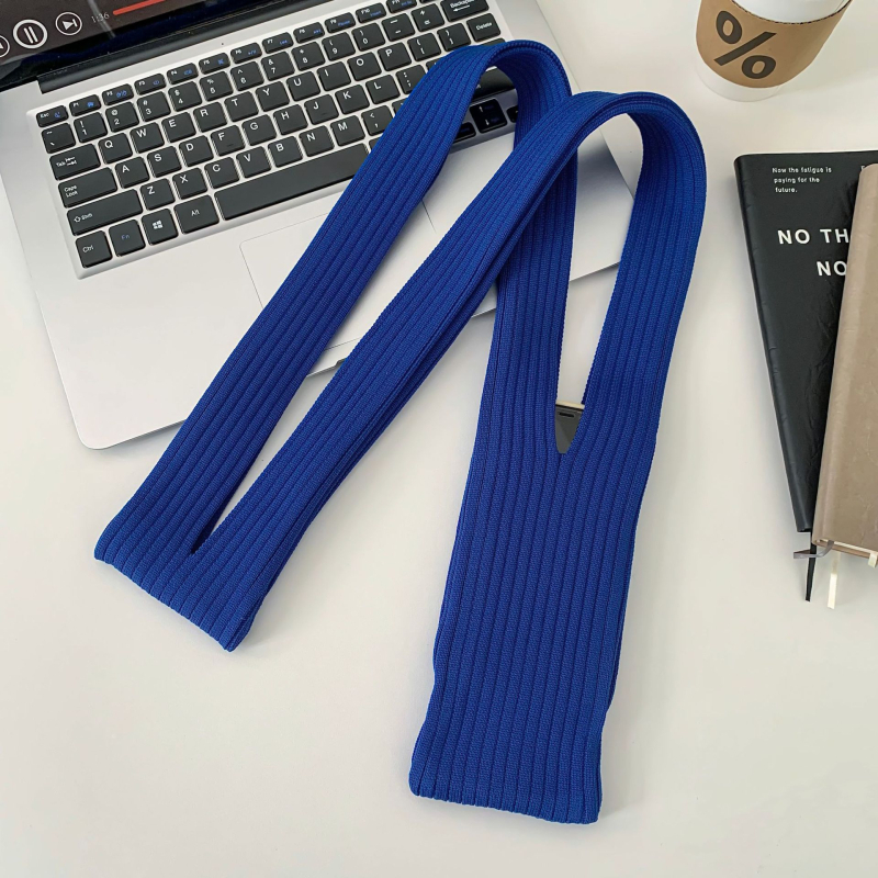 Adīta crossbody soma, vertikāla kvadrātveida forma, universāla mobilā tālruņa soma (poliesters; atvērts; iekšējie nodalījumi nav; rudens 2025)