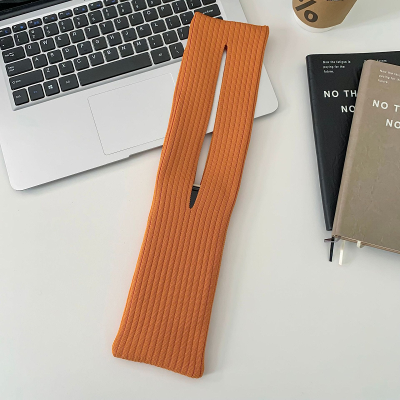 Adīta crossbody soma, vertikāla kvadrātveida forma, universāla mobilā tālruņa soma (poliesters; atvērts; iekšējie nodalījumi nav; rudens 2025)