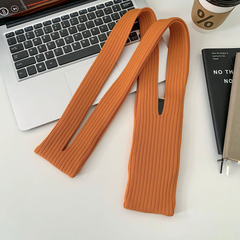 Adīta crossbody soma, vertikāla kvadrātveida forma, universāla mobilā tālruņa soma (poliesters; atvērts; iekšējie nodalījumi nav; rudens 2025)