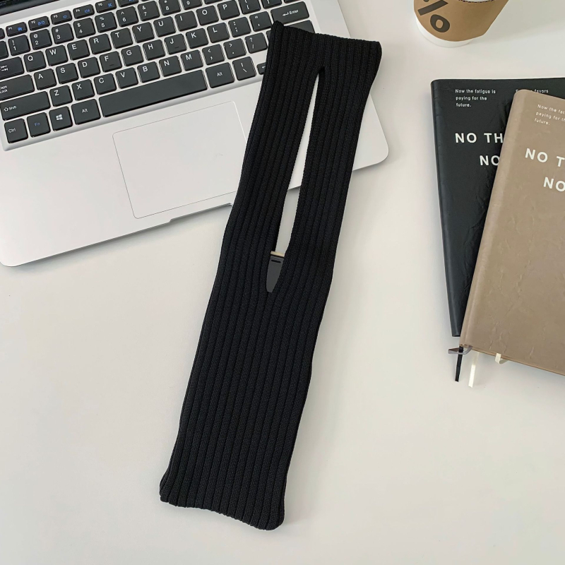 Adīta crossbody soma, vertikāla kvadrātveida forma, universāla mobilā tālruņa soma (poliesters; atvērts; iekšējie nodalījumi nav; rudens 2025)