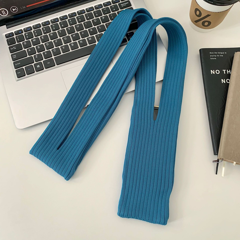 Adīta crossbody soma, vertikāla kvadrātveida forma, universāla mobilā tālruņa soma (poliesters; atvērts; iekšējie nodalījumi nav; rudens 2025)