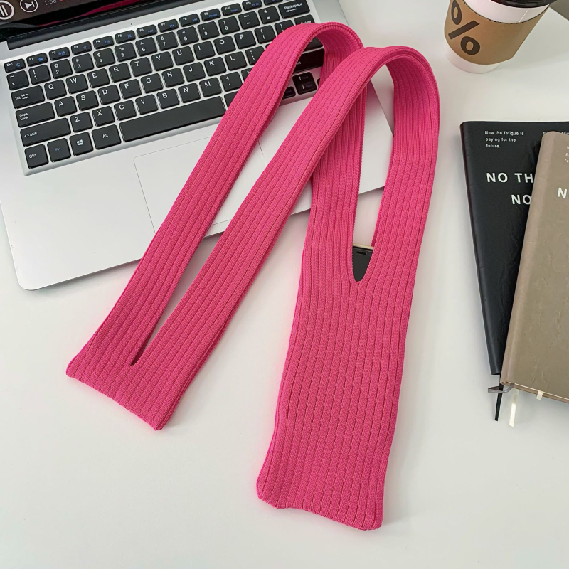 Adīta crossbody soma, vertikāla kvadrātveida forma, universāla mobilā tālruņa soma (poliesters; atvērts; iekšējie nodalījumi nav; rudens 2025)