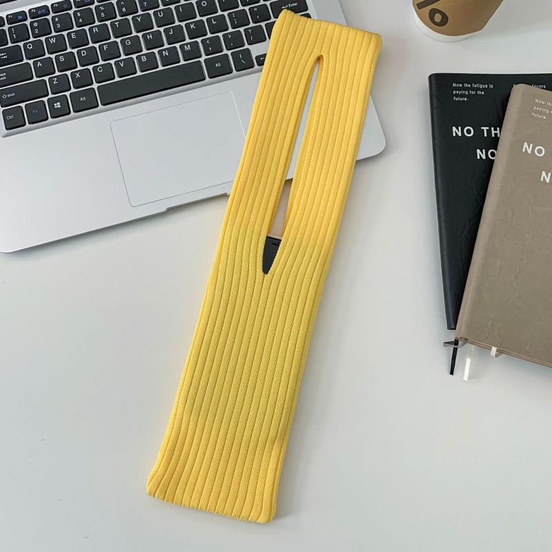 Adīta crossbody soma, vertikāla kvadrātveida forma, universāla mobilā tālruņa soma (poliesters; atvērts; iekšējie nodalījumi nav; rudens 2025)