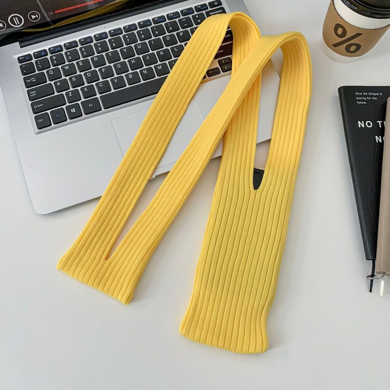 Adīta crossbody soma, vertikāla kvadrātveida forma, universāla mobilā tālruņa soma (poliesters; atvērts; iekšējie nodalījumi nav; rudens 2025)