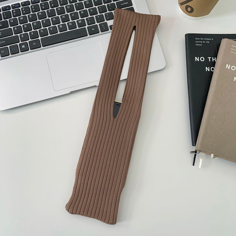 Adīta crossbody soma, vertikāla kvadrātveida forma, universāla mobilā tālruņa soma (poliesters; atvērts; iekšējie nodalījumi nav; rudens 2025)