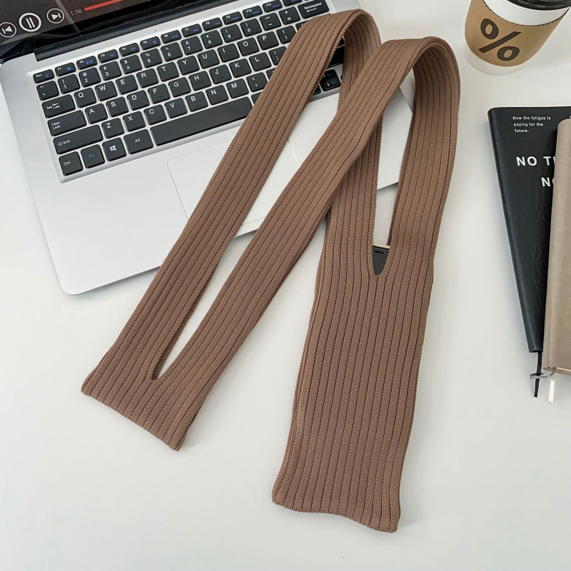 Adīta crossbody soma, vertikāla kvadrātveida forma, universāla mobilā tālruņa soma (poliesters; atvērts; iekšējie nodalījumi nav; rudens 2025)