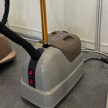 Nodrošinājuma gludināšanas iekārta drēbēm, tilpums 1,9–2,2 L, 220 W, 111–240 V, mehāniskā darbība, ar stiprinājumu