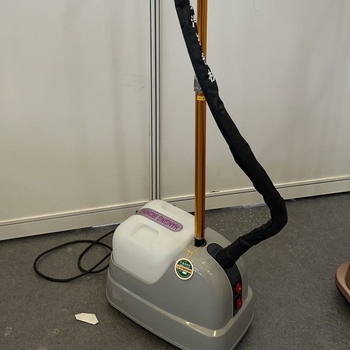 Nodrošinājuma gludināšanas iekārta drēbēm, tilpums 1,9–2,2 L, 220 W, 111–240 V, mehāniskā darbība, ar stiprinājumu