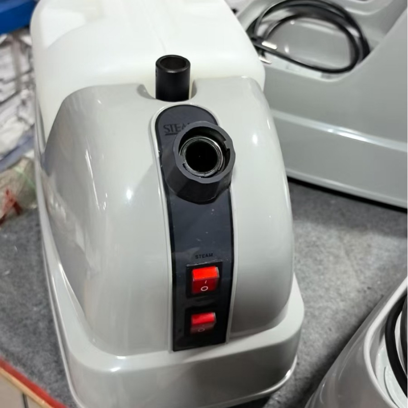 Riputatav triikimismasin riiete jaoks, maht 1,9–2,2 L, võimsus 220 W, pinge 111–240 V, mehhaaniline töö, koos kinnitusega