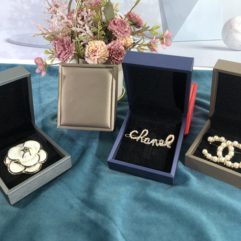 PU ādas kaste brošām ar logotipa pielāgošanu