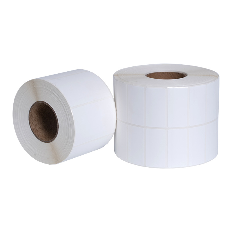 PVC lipni etiketė logotipo ir brūkšninių kodų spausdinimui; stiprus klijus; temperatūros atsparumas 0–80°C; storis 0,5 mm; tinka įvairiems elektroniniams gaminiams