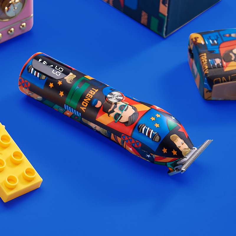 Elektrinė plaukų kirpimo mašinėlė — atjungiamas plaunamas galvutė, įmontuota baterija 500–800 mAh, nerūdijanio plieno peiliai, atspari vandeniui, šepetinis variklis