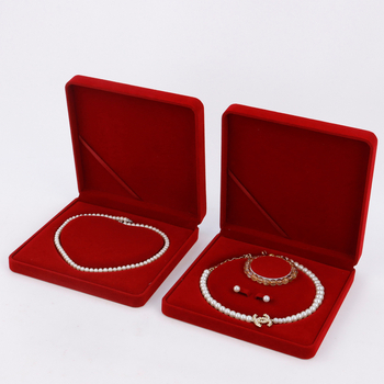 Samtaina rotaslietu kastīte – trīs daļu komplekts kaklarotai, auskariem un rokassprādzei