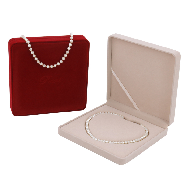 Samtaina rotaslietu kastīte – trīs daļu komplekts kaklarotai, auskariem un rokassprādzei