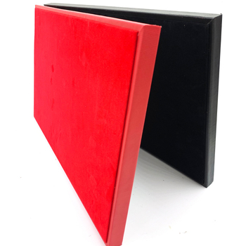 Pulksteņu displeja statīvs ar 10 nodalījumiem – pulksteņu uzglabāšana; materiāli: MDF, blister, PU āda, flanelis; tolerances 3–5 mm; juvelierizstrādājumu iepakojums