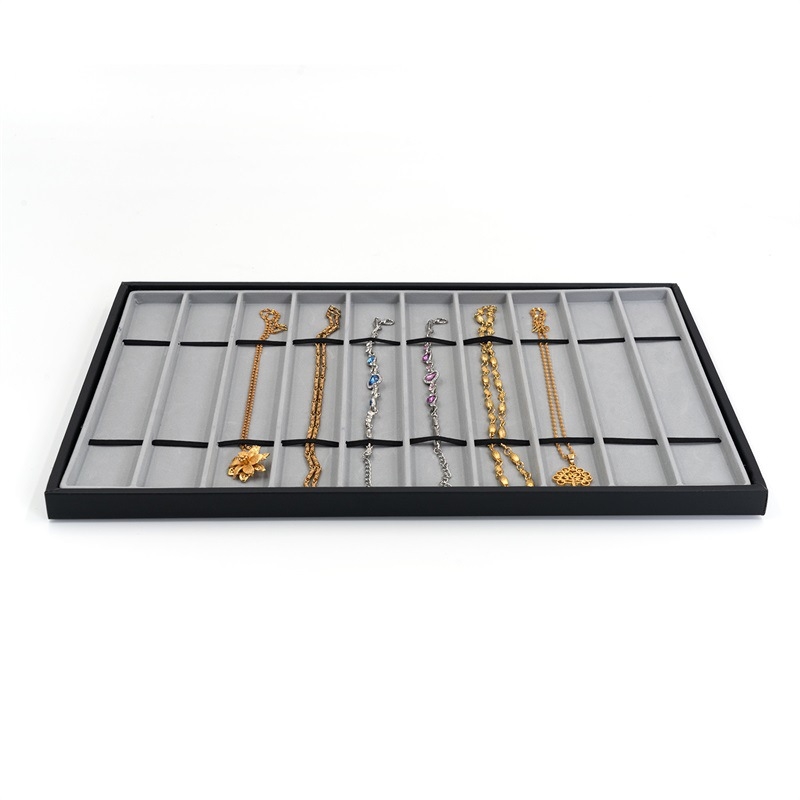 Pulksteņu displeja statīvs ar 10 nodalījumiem – pulksteņu uzglabāšana; materiāli: MDF, blister, PU āda, flanelis; tolerances 3–5 mm; juvelierizstrādājumu iepakojums