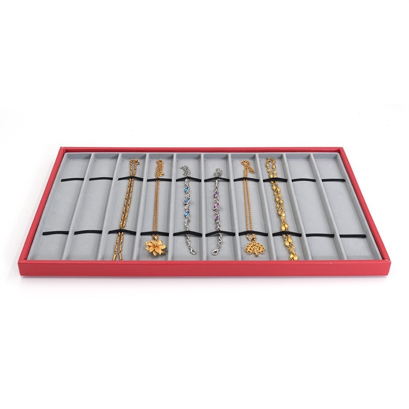 Pulksteņu displeja statīvs ar 10 nodalījumiem – pulksteņu uzglabāšana; materiāli: MDF, blister, PU āda, flanelis; tolerances 3–5 mm; juvelierizstrādājumu iepakojums