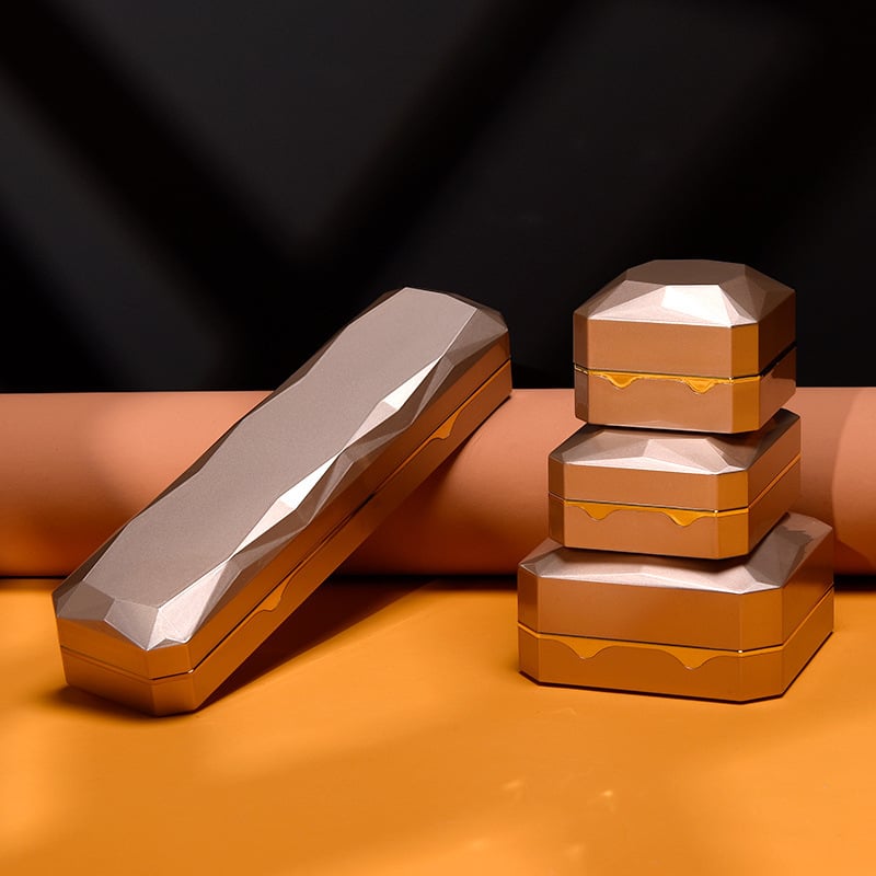 LED astoņstūra rotaslietu kastīte ar gaismu – plastmasas iepakojuma kārbiņa rotaslietām, piemērota gredzeni, pendanti, rokassprādzes un kaklarotas