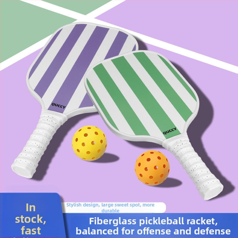 Pickleball nūju komplekts - oglekļa šķiedras nūjas, zīmols Neli, 210 g uz nūju; iekļauts 2 nūjas, 4 bumbiņas un somu, kopējais svars 540 g