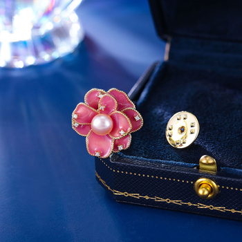 Broš – bakar, cvijet kamelije, nišni dizajn, završna obrada kapljicama ulja, dekoriranje i poklon