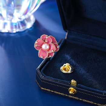 Broš – bakar, cvijet kamelije, nišni dizajn, završna obrada kapljicama ulja, dekoriranje i poklon