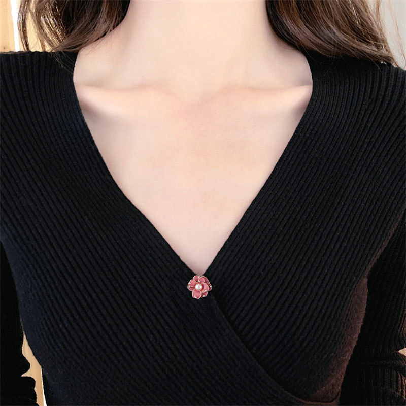 Broš – bakar, cvijet kamelije, nišni dizajn, završna obrada kapljicama ulja, dekoriranje i poklon