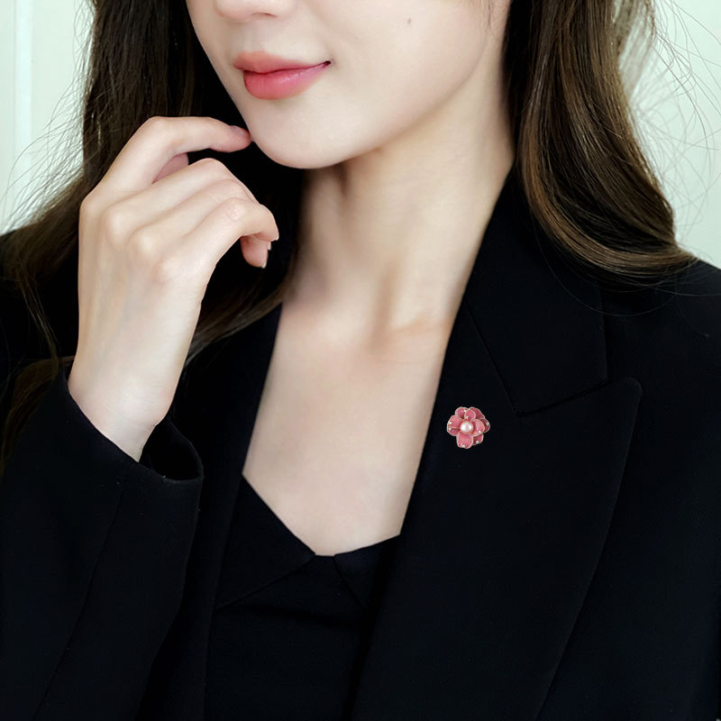 Broš – bakar, cvijet kamelije, nišni dizajn, završna obrada kapljicama ulja, dekoriranje i poklon