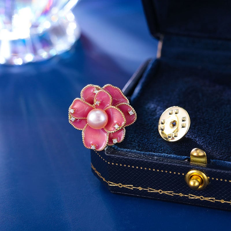 Broš – bakar, cvijet kamelije, nišni dizajn, završna obrada kapljicama ulja, dekoriranje i poklon