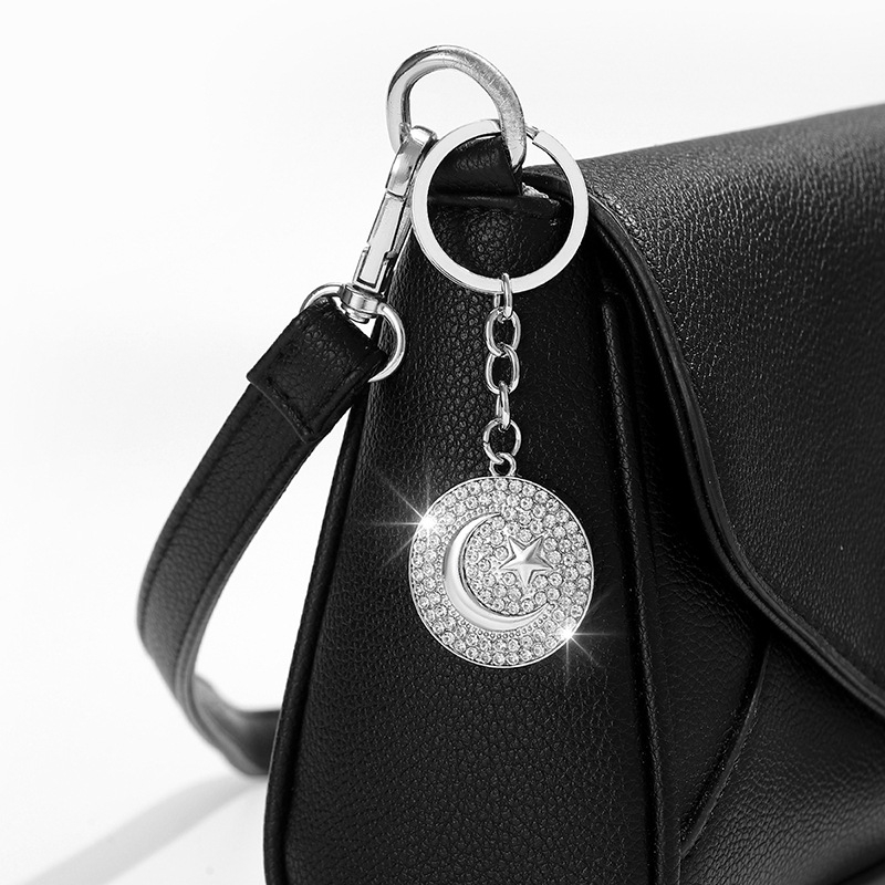 Stilingas ir žavingas unisex raktų pakabukas saulės, žvaigždės, mėnulio ir religinių simbolių formos, visiškai inkrustuotas kristalais.