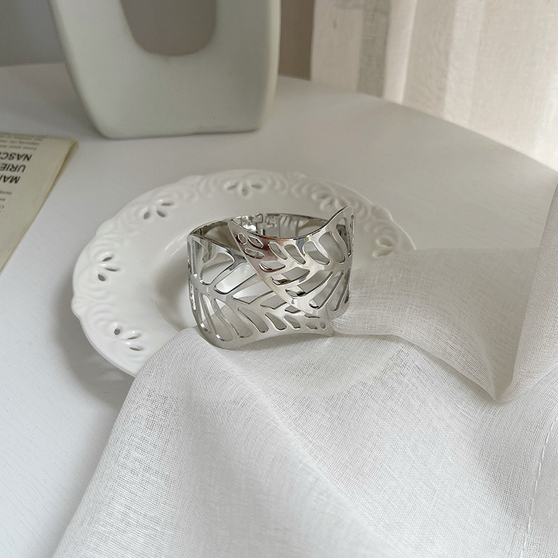 Fémes rugós függönykapocs üreges levél mintával — nordikus stílus, testreszabható