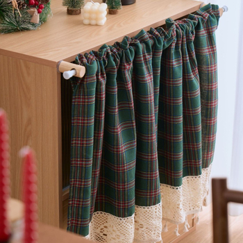 Nėrinių užuola logui su stačiakampiu raštu, poliesterio–medvilnės audinys, medvilnės–lino mišinio audinys, siūlų dažymas, dekoratyvinis dalinis šešėliavimas, tinkama svetainei ir virtuvei