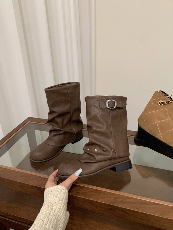 Naiste keskmise pikkusega saapad mootorratta stiilis, paks kanna 3–5 cm, ümmarguse ninaga, sünteetiline ülemine, kummist tallad