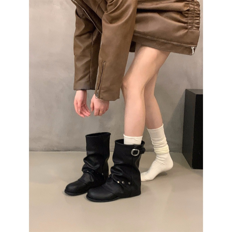 Naiste keskmise pikkusega saapad mootorratta stiilis, paks kanna 3–5 cm, ümmarguse ninaga, sünteetiline ülemine, kummist tallad