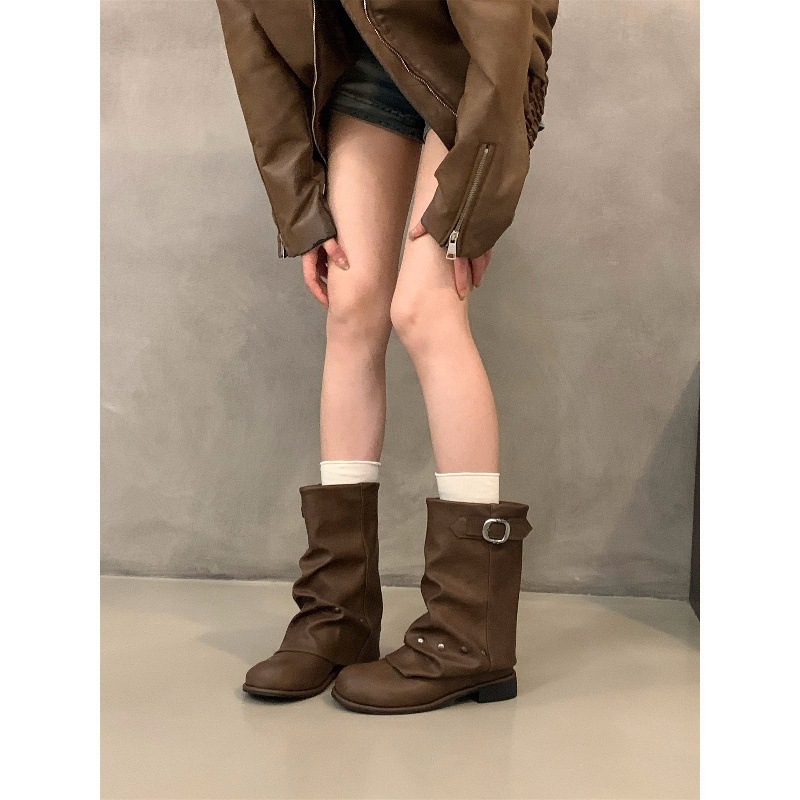 Naiste keskmise pikkusega saapad mootorratta stiilis, paks kanna 3–5 cm, ümmarguse ninaga, sünteetiline ülemine, kummist tallad