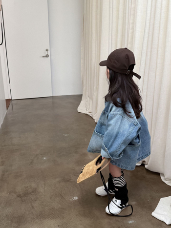 Mergaitėms skirta korėjiško stiliaus vidutinio ilgio džinsinė striukė, 71–80% medvilnė, vieno mygtuko užsegimas, 3–8 metų vaikams, pavasaris-ruduo.