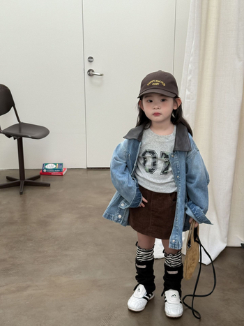 Mergaitėms skirta korėjiško stiliaus vidutinio ilgio džinsinė striukė, 71–80% medvilnė, vieno mygtuko užsegimas, 3–8 metų vaikams, pavasaris-ruduo.