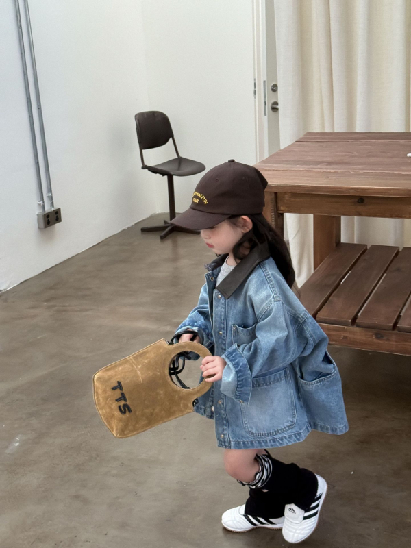 Mergaitėms skirta korėjiško stiliaus vidutinio ilgio džinsinė striukė, 71–80% medvilnė, vieno mygtuko užsegimas, 3–8 metų vaikams, pavasaris-ruduo.