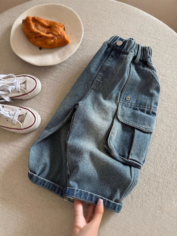 Vaikų džinsai su vidutine juosmens juosta ir guminiu dirželiu, medvilnės džinsinis audinys, švelnus paviršius, rudens 2025