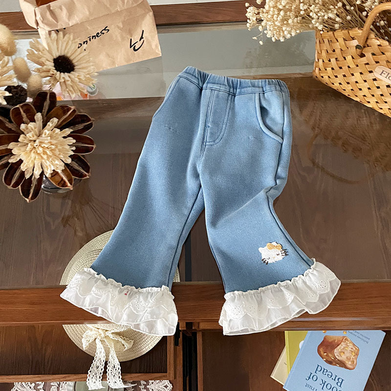 Mergaitėms velūriniai džinsai, korėjietiškas stilius, katės siuvinėjimas ir nėriniai, platėjančios kojų linijos, vidutinio aukščio juosmuo, rudens–žiemos 2025