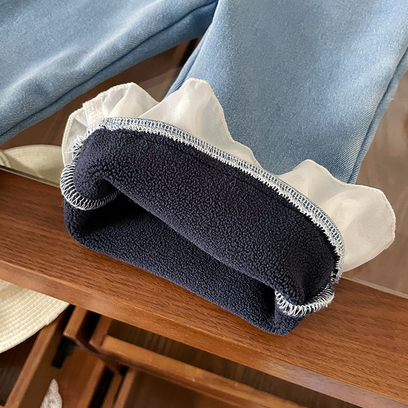 Mergaitėms velūriniai džinsai, korėjietiškas stilius, katės siuvinėjimas ir nėriniai, platėjančios kojų linijos, vidutinio aukščio juosmuo, rudens–žiemos 2025