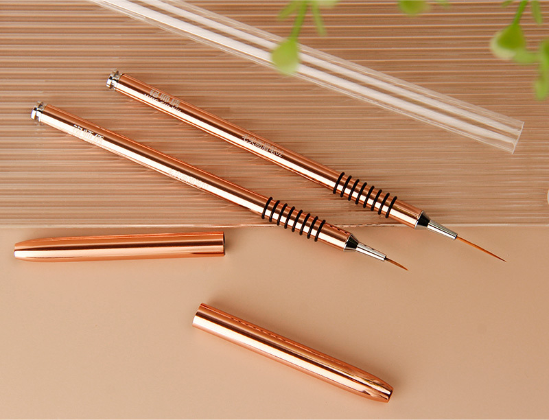 Creion pentru conturarea sprâncenelor, destinat practicii de tatuare – instrument pentru makeup artiști pentru designul sprâncenelor