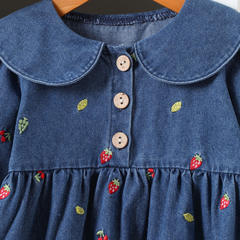 Mergaitės džinsinė suknelė su braškių siuvinėjimu — princų stilius, medvilninis audinys, pavasaris–ruduo 2025
