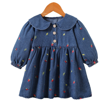 Mergaitės džinsinė suknelė su braškių siuvinėjimu — princų stilius, medvilninis audinys, pavasaris–ruduo 2025