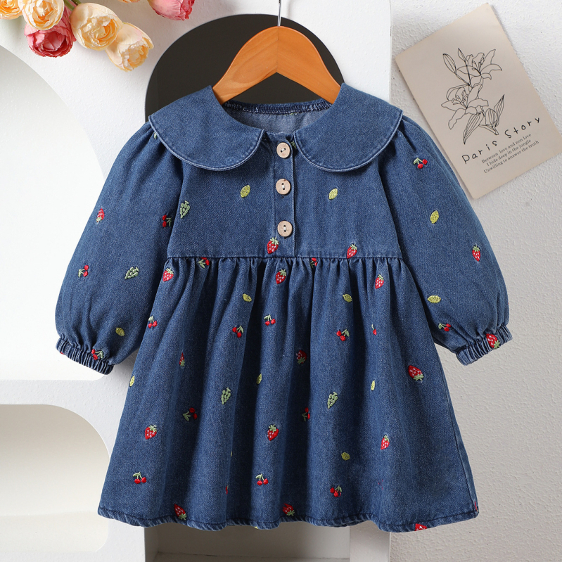 Mergaitės džinsinė suknelė su braškių siuvinėjimu — princų stilius, medvilninis audinys, pavasaris–ruduo 2025