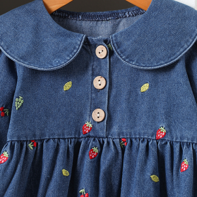 Mergaitės džinsinė suknelė su braškių siuvinėjimu — princų stilius, medvilninis audinys, pavasaris–ruduo 2025