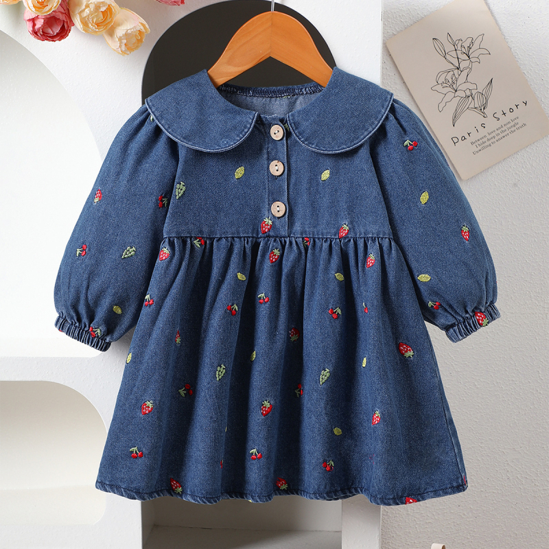Mergaitės džinsinė suknelė su braškių siuvinėjimu — princų stilius, medvilninis audinys, pavasaris–ruduo 2025
